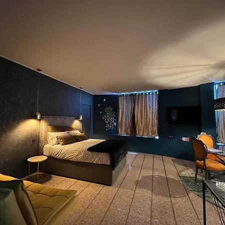 Blue Point Apartment *